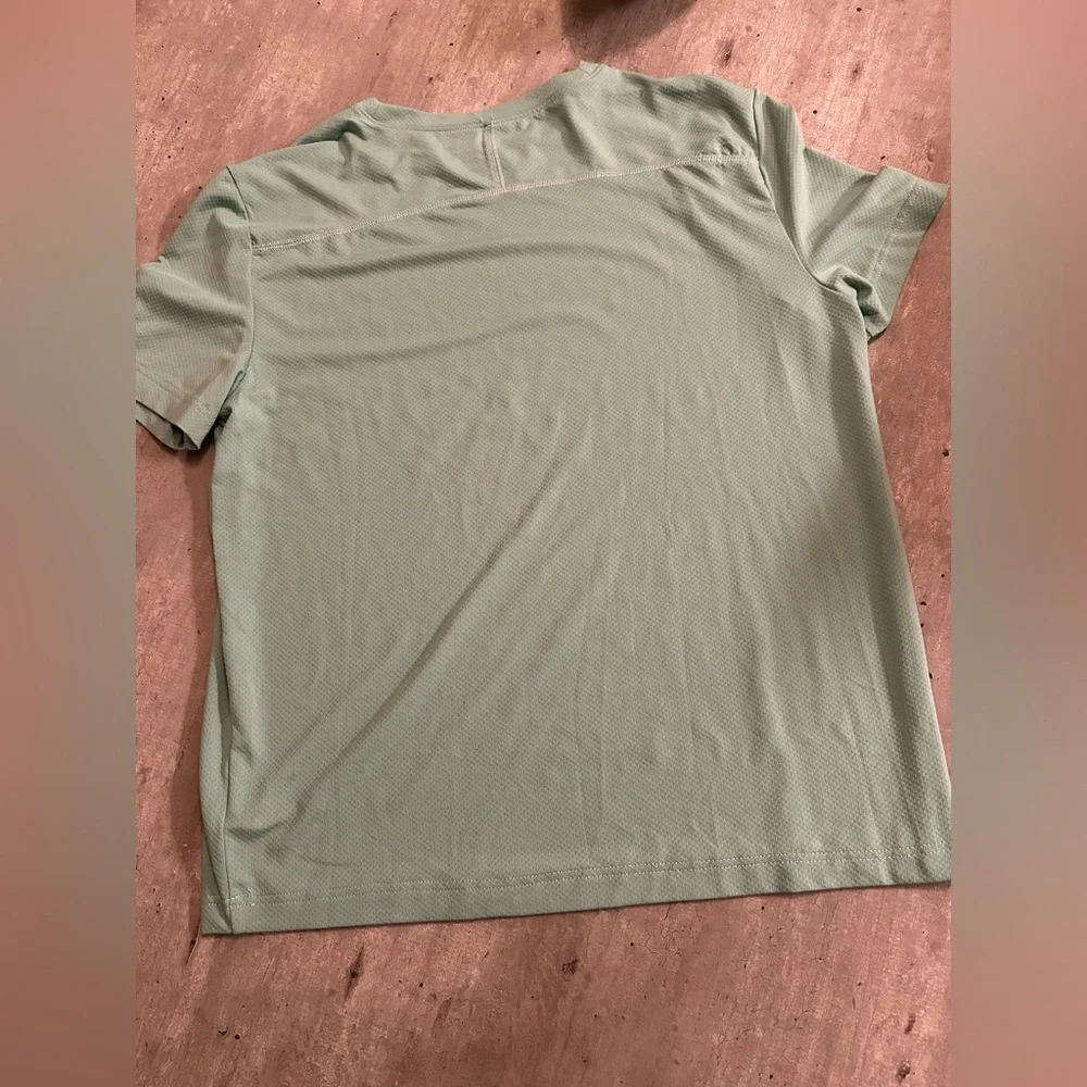 UO Without Walls Men's Tech Tee Size Small NWT - Picture 4 of 7